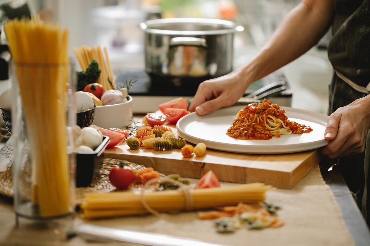 Kok laver pasta i et køkken